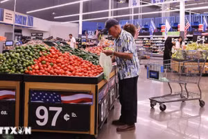 Khách hàng lựa chọn mua đồ trong cửa hàng của Walmart ở Los Angeles, California (Mỹ). (Ảnh: THX/TTXVN)