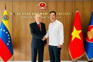 Tiến sĩ Carolus Wimmer, Chủ tịch Nhà Hữu nghị Venezuela-Việt Nam và Đại sứ Việt Nam tại Venezuela Vũ Trung Mỹ.