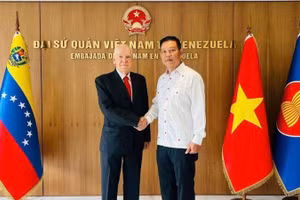 Tiến sĩ Carolus Wimmer, Chủ tịch Nhà Hữu nghị Venezuela-Việt Nam và Đại sứ Việt Nam tại Venezuela Vũ Trung Mỹ.