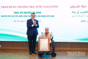 Thay mặt Tổng thống Nhà nước Palestine Mahmoud Abbas, Đại sứ Saadi Salama trao tặng Huân chương “Ngôi sao Công trạng” của Nhà nước Palestine tới nguyên Phó Chủ tịch nước Nguyễn Thị Bình. (Ảnh: ĐINH HÒA)