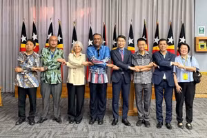 Đại biện Việt Nam tại Timor Leste Phạm Bình Đàm (thứ tư từ phải qua) và các Đại sứ, Đại biện của 7 nước ASEAN chụp ảnh kỷ niệm.