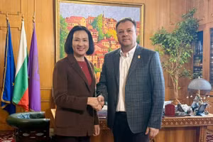 Đại sứ Việt Nam tại Bulgaria Nguyễn Thị Minh Nguyệt gặp Thị trưởng thành phố Veliko Tarnovo Daniel Panov.