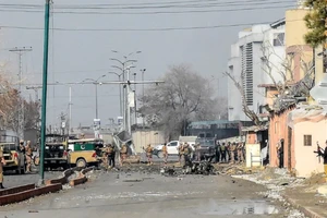 Nhân viên an ninh kiểm tra hiện trường vụ nổ sau các vụ tấn công do các phần tử ly khai Baloch tiến hành. (Ảnh: Getty Images)