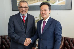 Đại sứ Mai Phan Dũng, Trưởng Phái đoàn Thường trực Việt Nam bên cạnh Liên hợp quốc, Tổ chức Thương mại thế giới và các tổ chức quốc tế khác và Tổng Giám đốc Tổ chức Y tế thế giới (WHO) Tedros Adhanom Ghebreyesus.