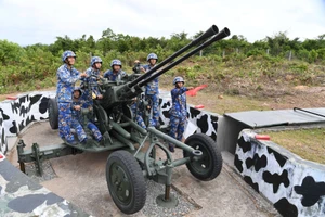 Trên trận địa, cán bộ, chiến sĩ Tiểu đoàn 553 duy trì nghiêm chế độ trực sẵn sàng chiến đấu, tập trung quan sát, nắm chắc tình hình trên không, bảo đảm không để sót, lọt mục tiêu, bị động, bất ngờ trong mọi tình huống.