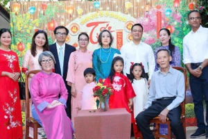 Đại sứ Vũ Thanh Huyền và các đại biểu tham dự sự kiện chụp ảnh kỷ niệm.