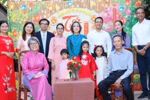 Đại sứ Vũ Thanh Huyền và các đại biểu tham dự sự kiện chụp ảnh kỷ niệm.