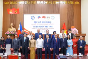 Các đại biểu tham dự sự kiện chụp ảnh kỷ niệm. 