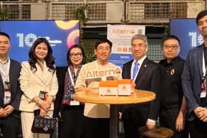 Đại sứ Nguyễn Đắc Thành (thứ 3 từ phải qua) chụp cùng đại diện Công ty Alterno của Việt Nam tại Lễ trao giải. (Ảnh do Đại sứ quán Việt Nam tại Đức cung cấp)