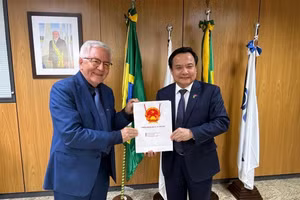 Đại sứ Bùi Văn Nghị và Giáo sư-Tiến sĩ khoa học, nhà vật lý về lượng tử Olival Freire Junior, Chủ tịch Hội đồng Quốc gia về Phát triển khoa học và công nghệ Brazil.