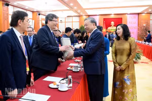 Tổng Bí thư gặp mặt đoàn kiều bào tiêu biểu về tham dự chương trình Xuân Quê hương 2026. (Ảnh: Đăng Khoa)