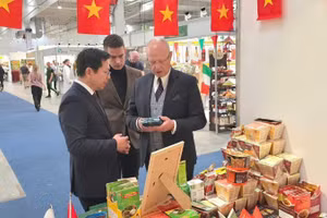 Đại sứ Hà Hoàng Hải giới thiệu với Chủ tịch Ptak Warsaw Expo Tomasz Szypuła về các sản phẩm của Việt Nam. (Ảnh do Đại sứ quán Việt Nam tại Ba Lan cung cấp)
