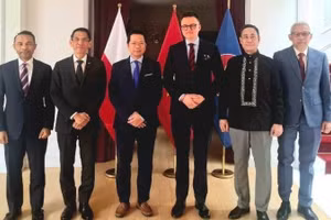 Đại sứ Hà Hoàng Hải (thứ 3 từ trái sang) và các Đại sứ, đại diện Đại sứ quán các nước ASEAN tại buổi làm việc với Phó Chủ tịch Hạ viện Ba Lan Szymon Hołownia.