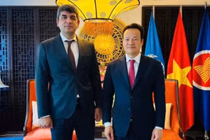 Đại sứ Mai Phan Dũng và Đại sứ Sharaf Sheralizoda. (Ảnh do Phái đoàn Việt Nam tại Geneva cung cấp)