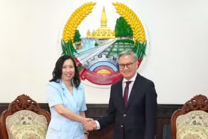 Thứ trưởng Ngoại giao Lê Thị Thu Hằng chào xã giao Phó Thủ tướng, Bộ trưởng Ngoại giao Lào Thongsavanh Phomvihane. (Ảnh: Ủy ban Nhà nước về người Việt Nam ở nước ngoài cung cấp)