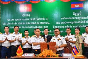 Chuẩn Đô đốc Ngô Văn Thành, Chính ủy Bộ Tư lệnh Vùng 5 Hải quân và Phó Đô đốc May Dina, Chỉ huy trưởng Căn cứ biển Ream trao biên bản ghi nhớ công tác phối hợp. (Ảnh: TRẦN KIÊN)