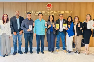 Đại sứ Vũ Trung Mỹ tiếp Đoàn Đảng Tổ quốc cho tất cả (PPT). (Ảnh do Đại sứ quán Việt Nam tại Venezuela cung cấp)