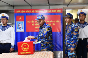 Các cử tri trên tàu chốt trực bỏ phiếu bầu cử. (Ảnh do Vùng 5 Hải quân cung cấp)