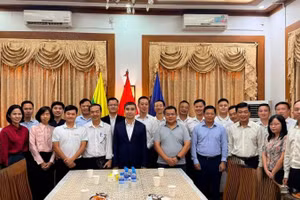 Đại sứ Nguyễn Anh Đức chụp ảnh kỷ niệm cùng đại diện cộng đồng doanh nghiệp Việt Nam. (Ảnh: Đại sứ quán Việt Nam tại Myanmar cung cấp)