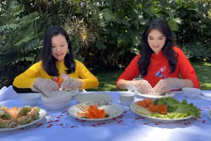 Hoa hậu Mística Núñez trực tiếp tham gia chế biến một số món ăn truyền thống của Việt Nam. (Ảnh do Đại sứ quán Việt Nam tại Venezuela cung cấp)