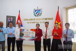Chủ tịch Trung ương Hội Chữ thập đỏ Việt Nam Đỗ Thị Thu Thảo và các lãnh đạo Hội Chữ thập đỏ Việt Nam đã trao tượng trưng cho Đại sứ nước Cộng hòa Cuba tại Việt Nam Rogelio Polanco Fuentes khoản hỗ trợ trị giá 100 tỷ đồng của nhân dân Việt Nam dành cho nhân dân Cuba. 