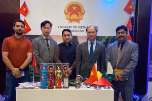 Đại sứ Việt Nam tại Pakistan Phạm Anh Tuấn (thứ 2 từ trái qua) và đại diện một số công ty du lịch Pakistan tại gian hàng của Đại sứ quán Việt Nam tại Hội chợ.