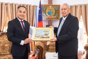 Đại sứ Phan Minh Giang và Ngài Tuimalealiifano Va’aletoa Sualauvi II – Người đứng đầu Nhà nước độc lập Samoa. 