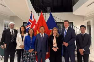 Đại sứ và các nghị sĩ độc lập của Quốc hội Liên bang Australia chụp ảnh kỷ niệm. (Ảnh do Đại sứ quán Việt Nam tại Australia cung cấp)