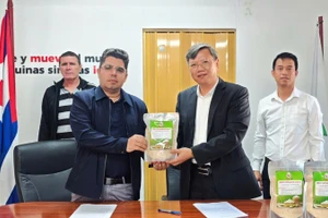 Đại sứ Lê Quang Long bàn giao gạo do Công ty TNHH Agri VMA của Việt Nam sản xuất cho Thứ trưởng Nông nghiệp Cuba Telce González Morera.