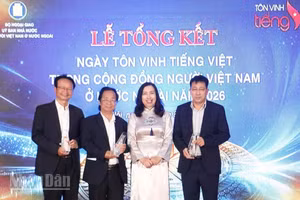 Thứ trưởng Lê Thị Thu Hằng trao Kỷ niệm chương cho 3 cá nhân có đóng góp xuất sắc trong công tác gìn giữ và lan tỏa tiếng Việt trong cộng đồng người Việt Nam ở nước ngoài.