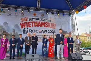 Đại sứ Hà Hoàng Hải phát biểu khai mạc Lễ hội Văn hóa Việt Nam tại thành phố Wroclaw. (Ảnh: Đại sứ quán Việt Nam tại Ba Lan cung cấp)