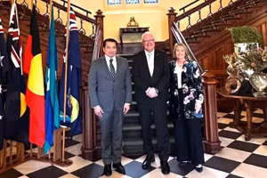 Tổng Lãnh sự Phạm Hải Anh chụp ảnh kỷ niệm cùng Thống đốc bang Tây Australia Christopher Dawson. (Ảnh: Tổng Lãnh sự Việt Nam tại Perth cung cấp)