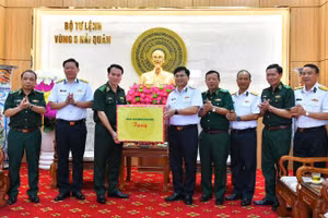Trung tướng Vũ Trung Kiên, Ủy viên Trung ương Đảng, Tư lệnh Bộ đội Biên phòng trao quà tặng cán bộ, chiến sĩ Vùng 5 Hải quân. (Ảnh: Trần Kiên)
