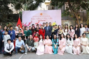 Các đại biểu tham dự chương trình Xuân Quê hương chụp ảnh kỷ niệm. (Ảnh do Đại sứ quán Việt Nam tại Ai Cập cung cấp)