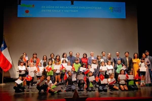 31 em học sinh trường Tiểu học Fray Camilo Henríquez được Đại sứ Nguyễn Việt Cường trao Giấy chứng nhận Đại sứ Hòa bình. 