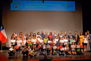 31 em học sinh trường Tiểu học Fray Camilo Henríquez được Đại sứ Nguyễn Việt Cường trao Giấy chứng nhận Đại sứ Hòa bình. 