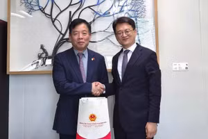 Đại sứ Vũ Hồ và Cục trưởng Lãnh sự, Bộ Ngoại giao Hàn Quốc Yoo Byung-seok. (Ảnh do Đại sứ quán Việt Nam tại Hàn Quốc)