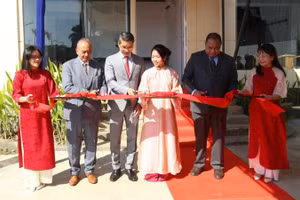 Đại biện Phạm Bình Đàm và các đại biểu cắt băng khai trương Đại sứ quán Việt Nam tại Timor-Leste. (Ảnh: Đại sứ quán Việt Nam tại tại Timor-Leste cung cấp)