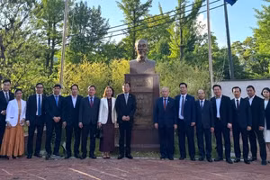 Cán bộ Đại sứ quán và Đoàn công tác của thành phố Hải Phòng chụp ảnh kỷ niệm bên Tượng Chủ tịch Hồ Chí Minh trong khuôn viên Đại sứ quán.