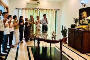 Toàn thể cán bộ, nhân viên Đại sứ quán thành kính dâng hương, bày tỏ lòng biết ơn vô hạn và tưởng nhớ sâu sắc công lao to lớn của Chủ tịch Hồ Chí Minh. (Ảnh do Đại sứ quán Việt Nam tại Pakistan cung cấp)