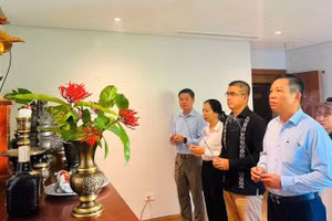 Cán bộ nhân viên Cơ quan đại diện Việt Nam tổ chức dâng hoa, dâng hương tại Không gian Hồ Chí Minh. (Ảnh: Đại sứ quán Việt Nam tại Venezuela cung cấp)