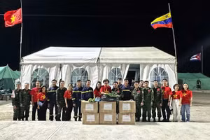Đoàn công tác của Đại sứ quán Việt Nam tại Venezuela do Đại sứ Vũ Trung Mỹ dẫn đầu đã đến hiện trường thăm hỏi, động viên cán bộ, chiến sĩ của đoàn cứu hộ Việt Nam. (Ảnh: Đại sứ quán Việt Nam tại Venezuela cung cấp)