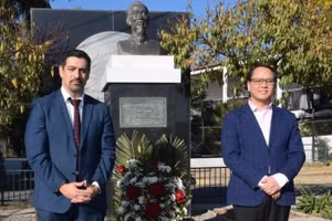 Đại sứ Nguyễn Việt Cường và ông Mauro Tamayo Rozas, Quận trưởng Cerro Navia dâng hoa và chụp ảnh kỷ niệm tại tượng Chủ tịch Hồ Chí Minh. (Ảnh do Đại sứ quán Việt Nam tại Chile)