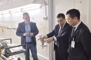 Chủ tịch Ủy ban Tiêu chuẩn Đo lường chất lượng quốc gia, Bộ Khoa học và Công nghệ Việt Nam Nguyễn Nam Hải, Đại sứ Hà Hoàng Hải trao đổi với lãnh đạo Tổng cục Đo lường quốc gia, Bộ Phát triển và Công nghệ Ba Lan. (Ảnh do Đại sứ quán Việt Nam tại Ba Lan cung cấp)