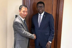 Đại sứ Nguyễn Nam Dương và Bộ trưởng Ngoại giao và Hợp tác quốc tế Nam Sudan Monday Semaya Kumba. (Ảnh do Đại sứ quán Việt Nam tại Ai Cập cung cấp)