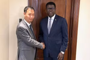 Đại sứ Nguyễn Nam Dương và Bộ trưởng Ngoại giao và Hợp tác quốc tế Nam Sudan Monday Semaya Kumba. (Ảnh do Đại sứ quán Việt Nam tại Ai Cập cung cấp)