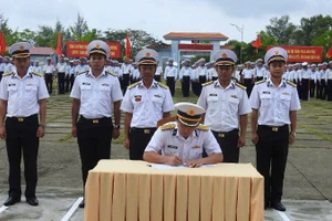 Ký kết đợt thi đua trong huấn luyện chiến sĩ mới năm 2026. (Ảnh do Vùng 5 Hải quân cung cấp)