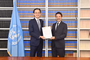 Đại sứ Đỗ Hùng Việt, Trưởng Phái đoàn thường trực Việt Nam tại Liên hợp quốc nộp lưu chiểu Văn kiện phê chuẩn Công ước Hà Nội về chống tội phạm mạng tại Văn phòng Pháp lý Liên hợp quốc (OLA).