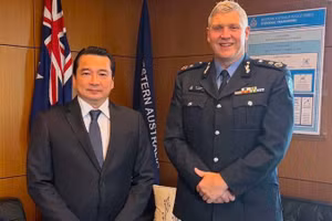 Tổng Lãnh sự Phạm Hải Anh và Giám đốc Cảnh sát bang Tây Australia Col Blanch. (Ảnh: Tổng Lãnh sự quán Việt Nam tại Perth cung cấp)