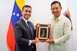 Đại sứ Vũ Trung Mỹ và Bộ trưởng Ngoại thương Venezuela Johann Álvarez Márquez. (Ảnh: do Đại sứ quán Việt Nam tại Venezuela cung cấp)